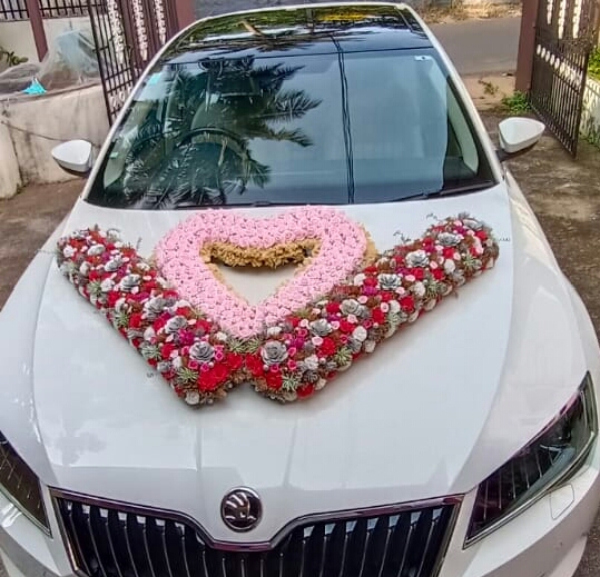 Elegant Heart-Shaped Wedding Car Floral Decoration – Premium Romantic Bonnet Arrangement💐